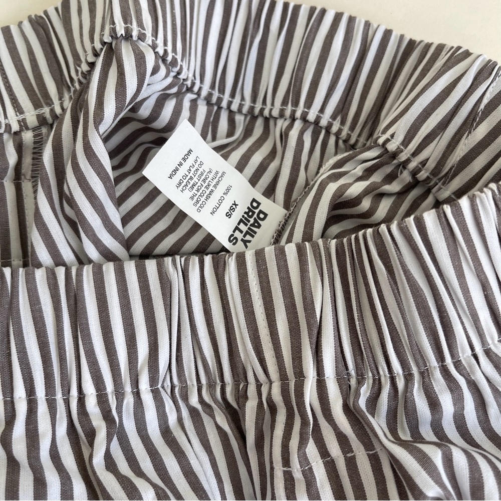 NWOT Daily Drills Cotton Poplin Resort Short in Khaki Brown White Stripe Beachy - Picture 2 of 3